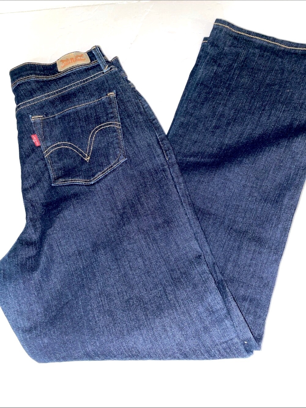 Women’s EUC Sz 28/34 dark wash LEVI jeans classic gold contrast stitching & icon